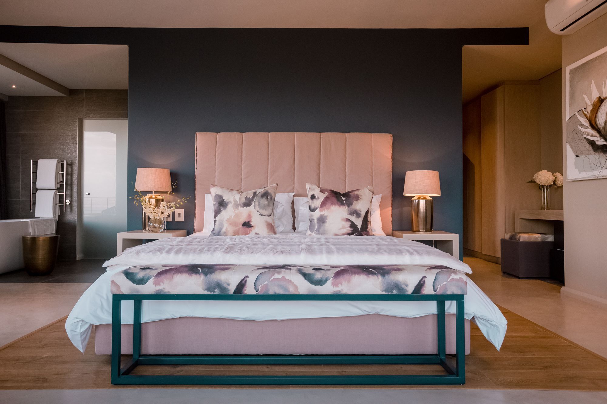 Sky Villa Boutique Hotel By Raw Africa Collection Plettenberg Bay Eksteriør bilde A bedroom at the Cape Town edition