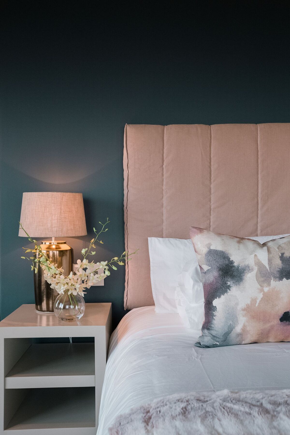 Sky Villa Boutique Hotel By Raw Africa Collection Plettenberg Bay Eksteriør bilde A bedroom with a bed and a bedside table
